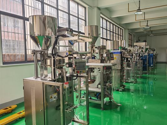 Système d'alimentation automatique Machine d'emballage de poudre à granulés liquides pour sacs de 10g à 500g