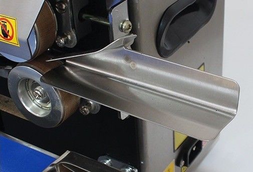 Sécuriser les sacs de café avec l'impression de la date à l'aide d'un étancheur à bande continue à gaz d'azote
