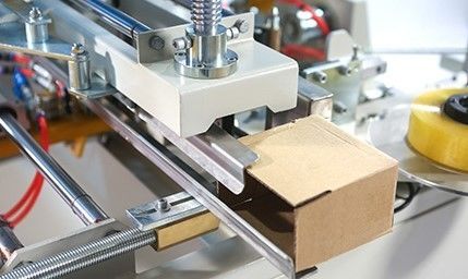 Machine électrique pour l'érection de cartons pour un fonctionnement stable et dans le processus d'emballage