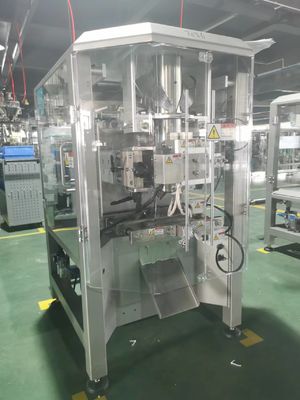 Machine d'emballage verticale automatique de litière de chat avec servo moteurs et mesure de tasse