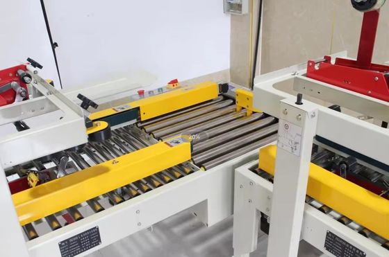 Machine d'étiquetage latéral à surface plane adhésive pour les solutions d'emballage B2B