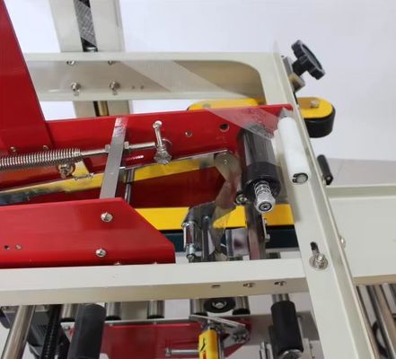 Machine d'étiquetage latéral à surface plane adhésive pour les solutions d'emballage B2B
