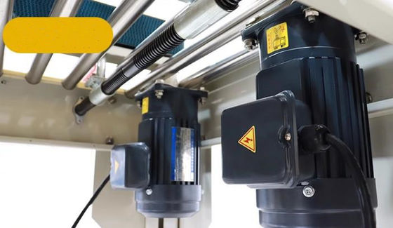 Machine de scellage de boîtes de carton à pliage semi-automatique pratique pour l'emballage de produits de base