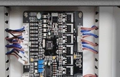 Machine d'emballage intégrée à convoyeur pour boîtes et boîtes de carton