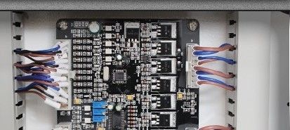 Machine d'emballage intégrée à convoyeur pour boîtes et boîtes de carton