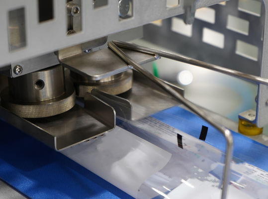 Matériau d'emballage Machine d'emballage automatique de papier pour les petits gâteaux