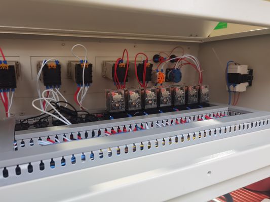 Machine d'emballage automatique à rétrécissement thermique industrielle pour le processus de scellage des bouteilles de shampooing