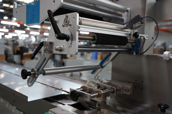 Machine d'emballage par écoulement de sacs à coussin horizontale à plusieurs fonctions