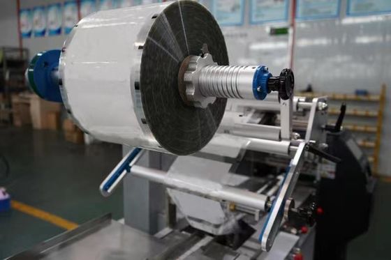 Machine d'emballage par écoulement de sacs à coussin horizontale à plusieurs fonctions