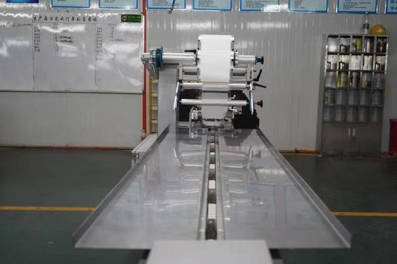 Machine d'emballage par écoulement de sacs à coussin horizontale à plusieurs fonctions