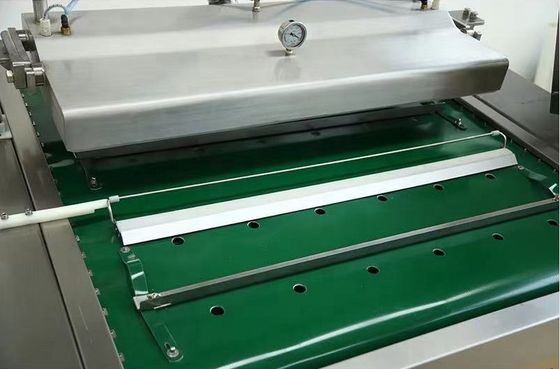 Machine de conditionnement à bande transporteuse sous vide pour les fromages de viande et les poulets entiers